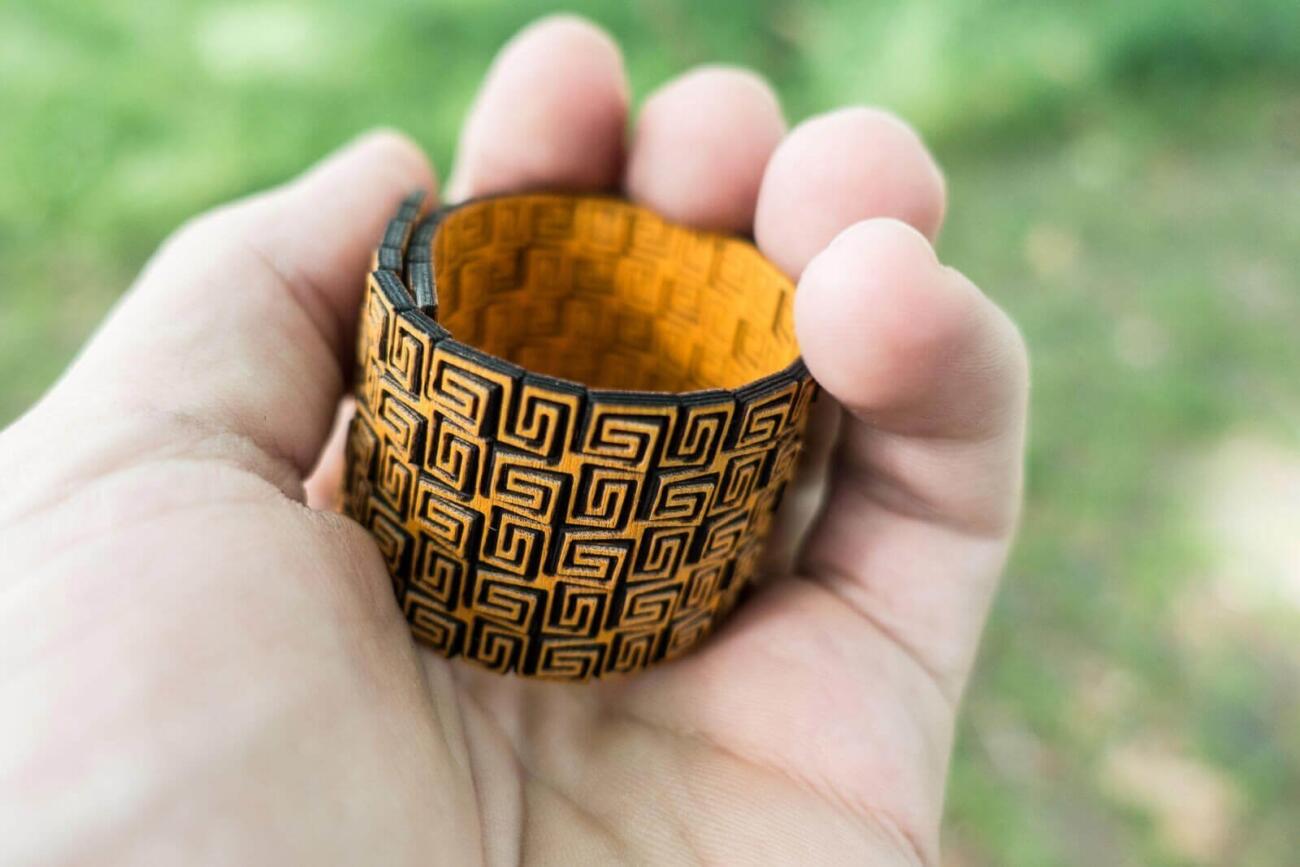 Lasercut bendable wood - Arm bracelet in yellow - Detail 2
