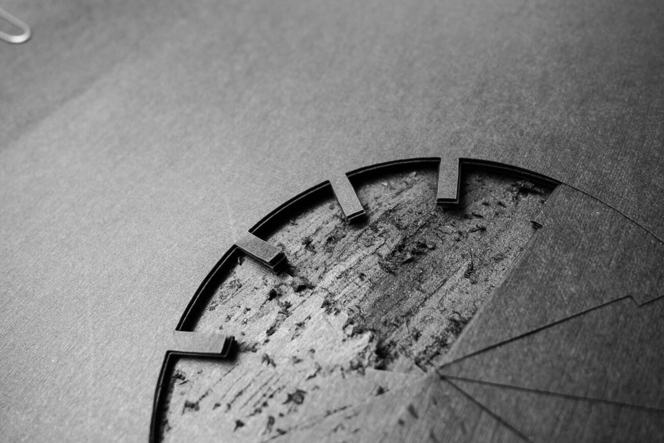 Design einer abstrakten, beschädigten Uhr - Lasercut Papier by Robin Hanhart