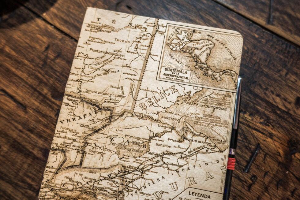 Guatemala Karte auf Skizzenbuch - Laser graviert aus Holz Details