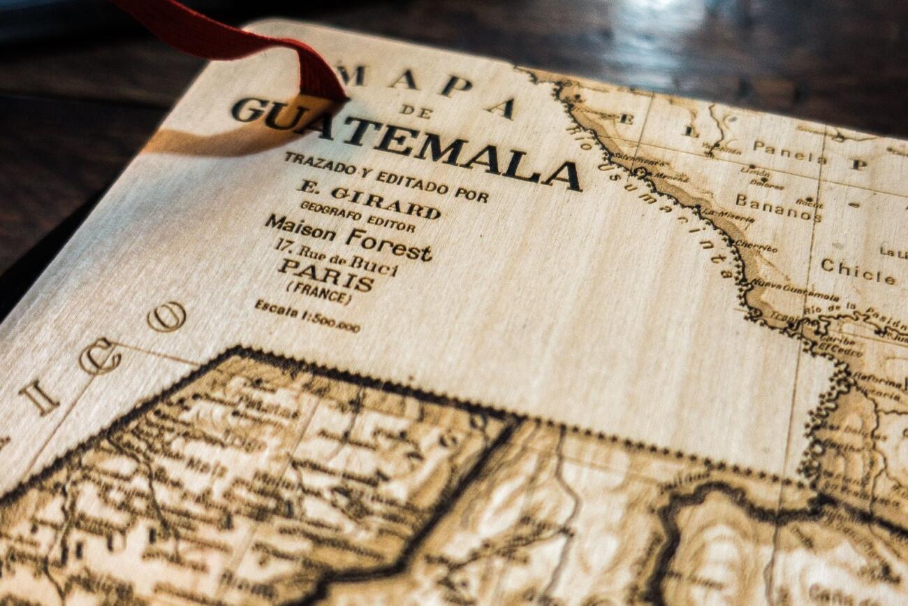 Guatemala Karte auf Skizzenbuch - Laser graviert aus Holz Detail Rückseite